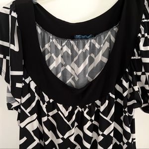 This black & white, wide band scoopneck is great condition. American City Wear